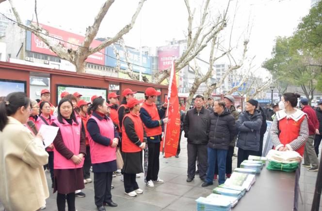 這些法，你需要知道！爭(zhēng)做文明先行者，共創(chuàng)九江文明城——九江市生態(tài)環(huán)境局聯(lián)合市婦聯(lián)、巾幗志愿者協(xié)會(huì)結(jié)合創(chuàng)文開(kāi)展普法宣傳